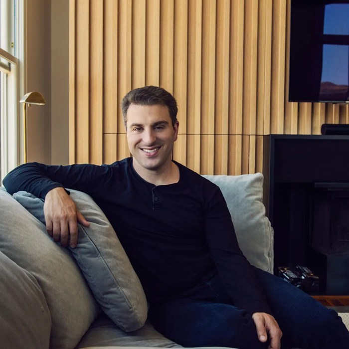 Airbnb CEO Brian Chesky sells .7 million in company stock