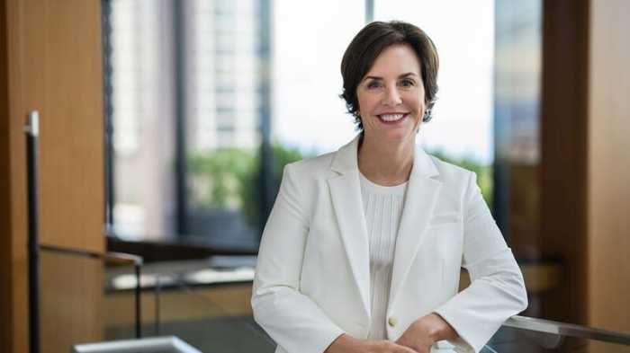 Schwab director Carolyn Schwab-Pomerantz sells over 6k in company stock