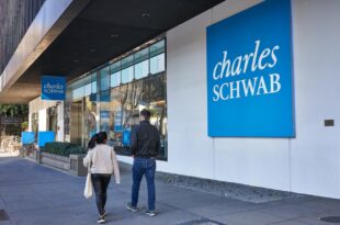 Schwab director Carolyn Schwab-Pomerantz sells over 6k in company stock