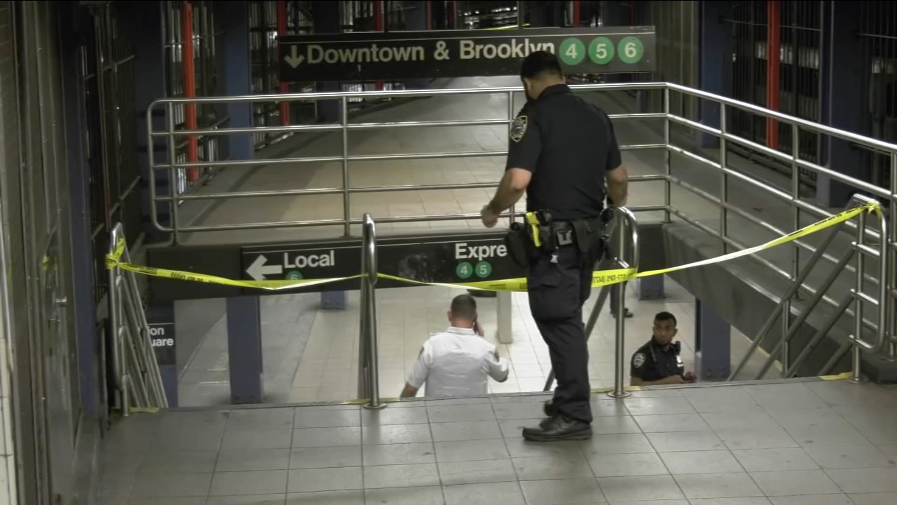 Man stepping off subway train stabbed in back by stranger at Manhattan station