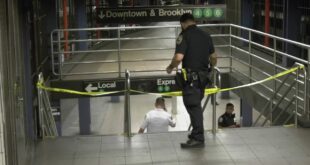 Man stepping off subway train stabbed in back by stranger at Manhattan station