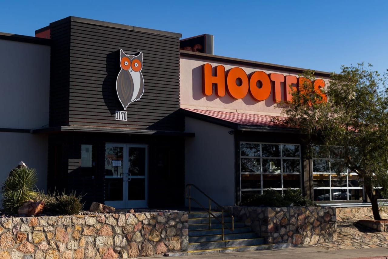 Hooters restaurant potential bankruptcy filings