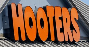 Hooters restaurant potential bankruptcy filings