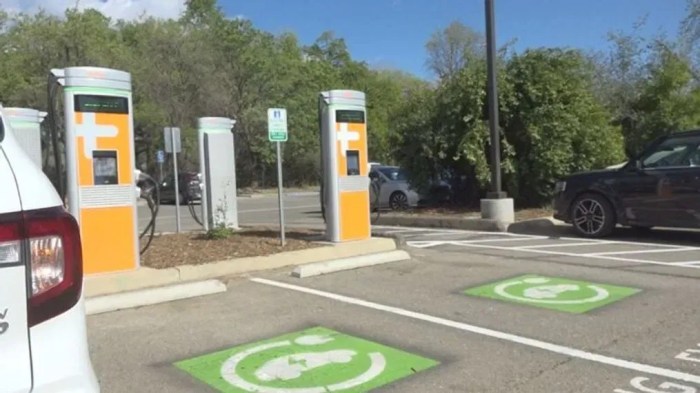 Fresno spends 5k to fix, protect vandalized EV chargers