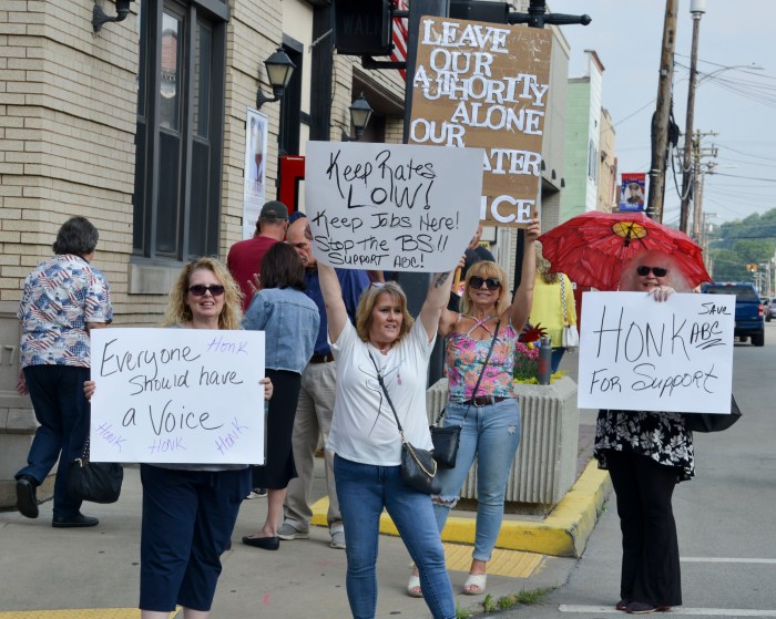 Charleroi workers rally to try to save glass manufacturing plant