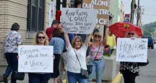 Charleroi workers rally to try to save glass manufacturing plant