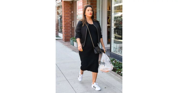 Eva Longoria Can’t Stop Wearing These White Sneakers That Sell Like Hot Cakes