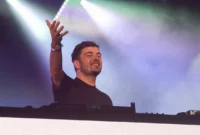 martin-garrix-debuts-new-u2-collaboration-fireflies-during-tomorrowland-headline-set-with-surprise-appearance-by-the-edge